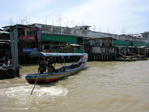 Longtail-Boat auf dem Chao Phraya River. Als Antrieb wird meistens ein nackter Lastwagenmotor verwendet.