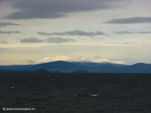 Für eine Stunde öffnen sich die Wolken und lassen den Blick auf die Vulkanberge Mt Tongariro, Mt Ngauruhoe und Mt Ruapehu frei.
